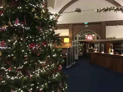 Kerstdecoratie bij De Rooi Pannen in Tilburg