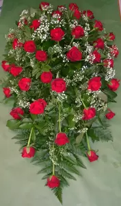 Druppelvormig met rode rozen stand.