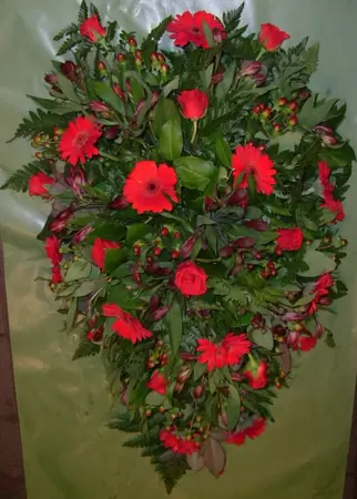 Druppelvormig rouwarrangement rood st.