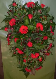 Druppelvormig rouwarrangement rood st.